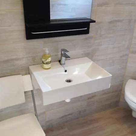 Two-bedroom Grandica شقة