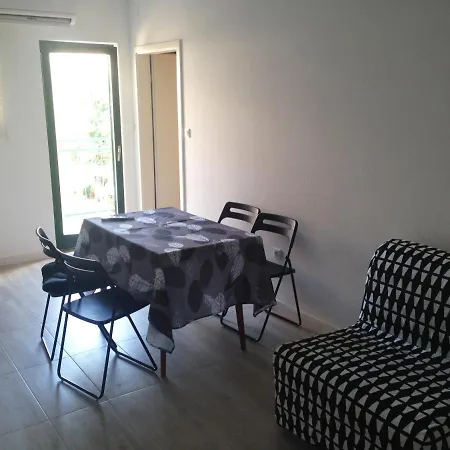 Two-bedroom Grandica شقة